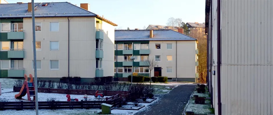 Gård med lekplats och gångväg mellan föreningens hus